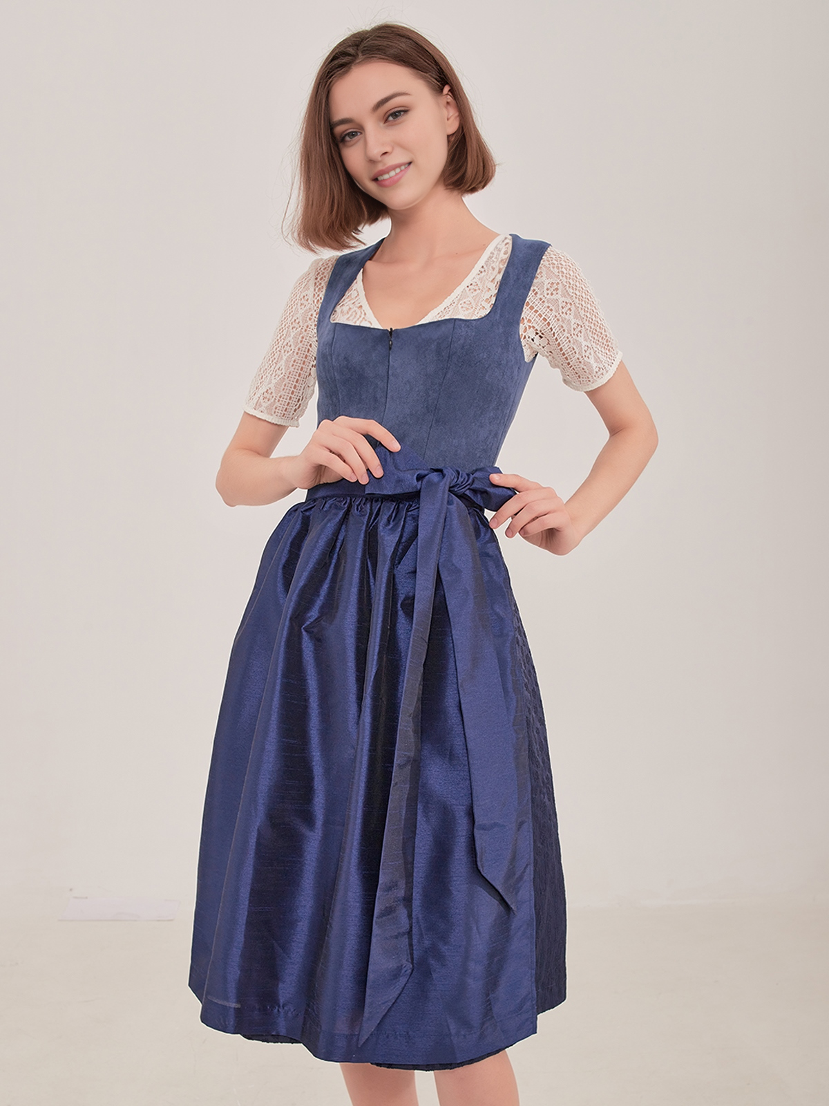 Modernes Wildleder Dirndl in dynamischem Blau