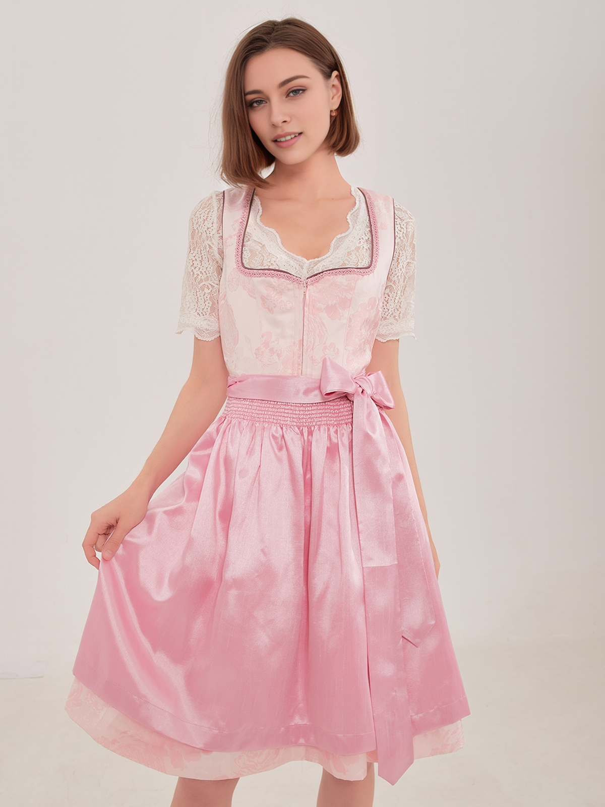Dirndl in Blau mit floralen Details