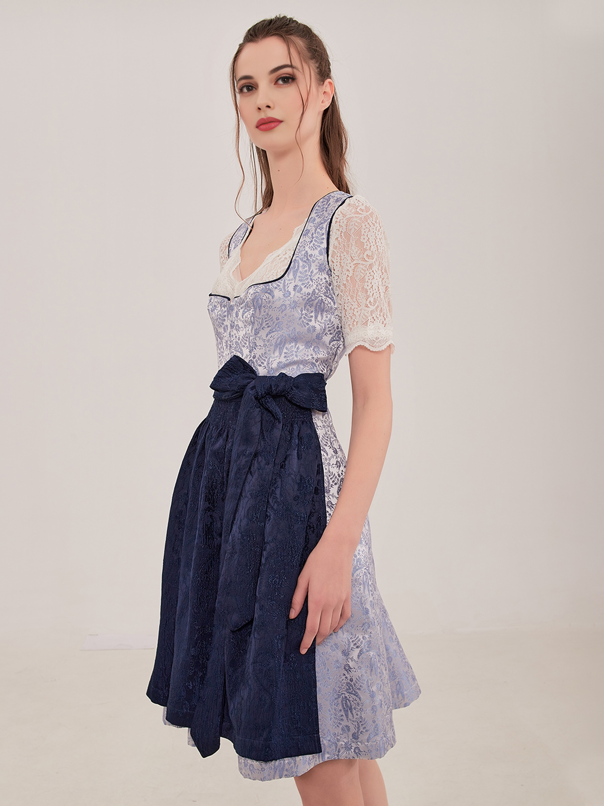 Elegantes blaues Jeinn Dirndl mit floralen Details