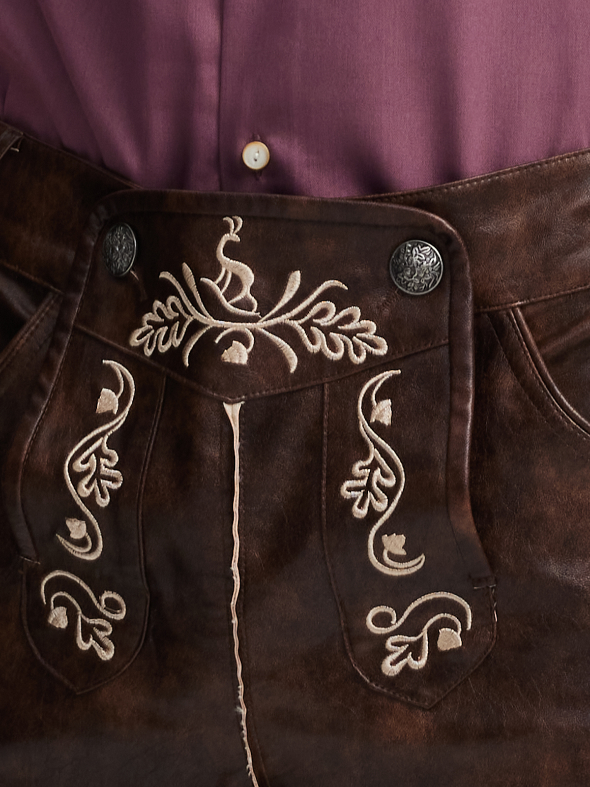 Modernes Dirndl in Braun mit schlichter Eleganz