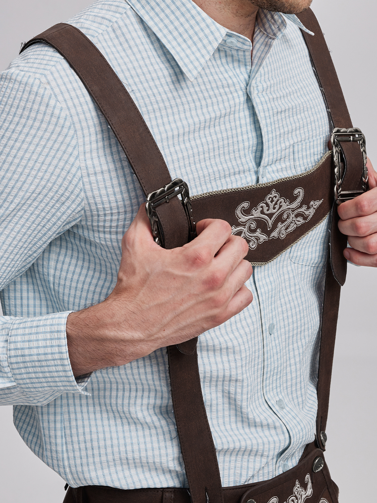 Modernes Dirndl mit elegantem Ausschnitt