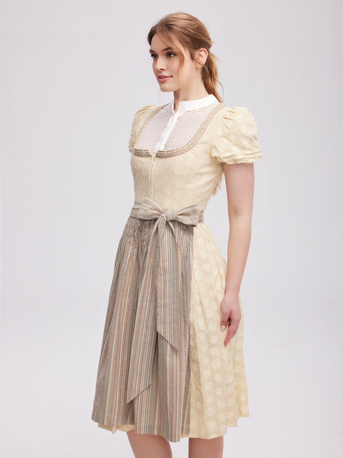 Modernes gelbes Dirndl mit zeitgemäßem Schnitt