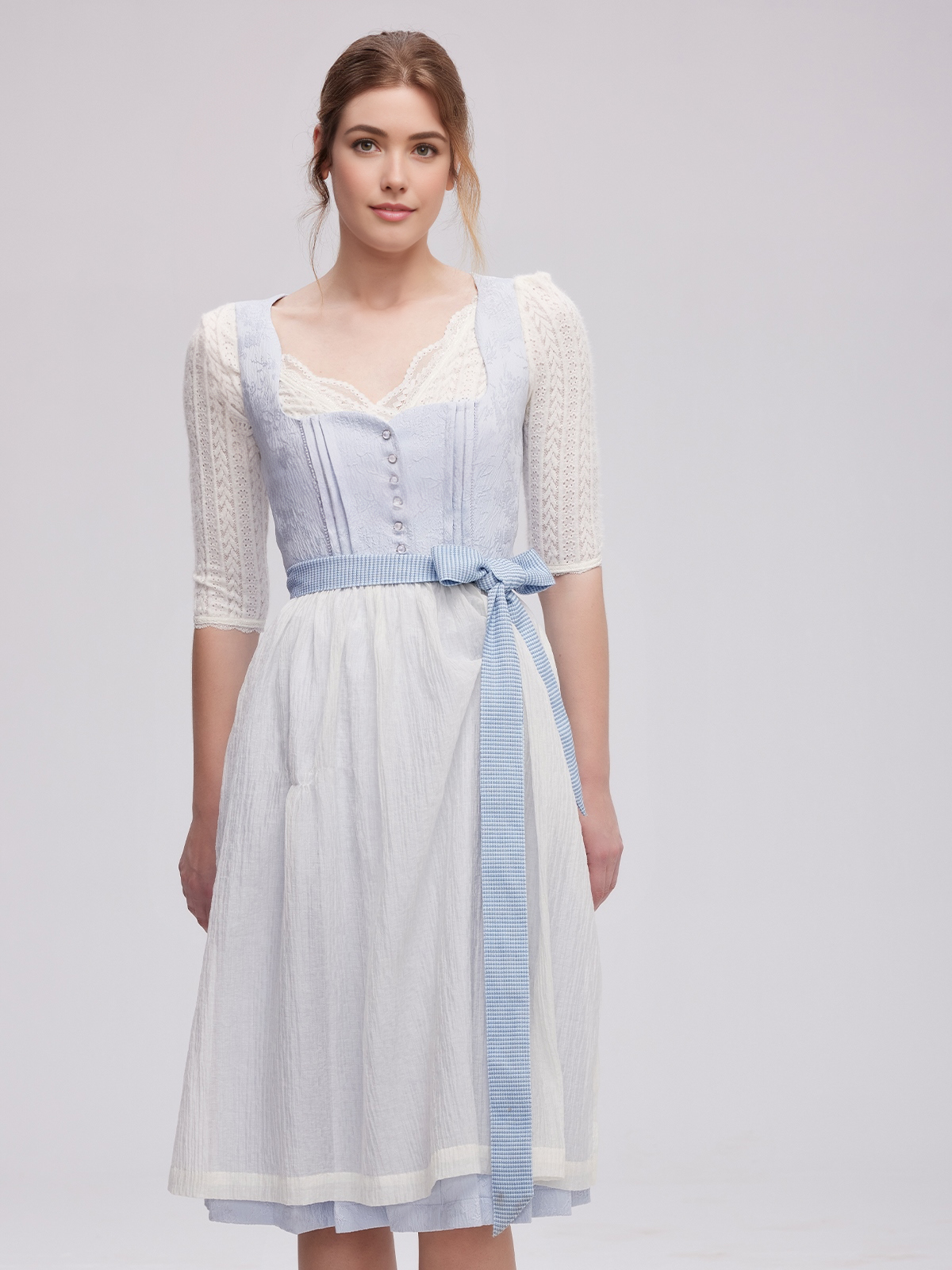 Dirndl in Blau mit traditioneller Schürze