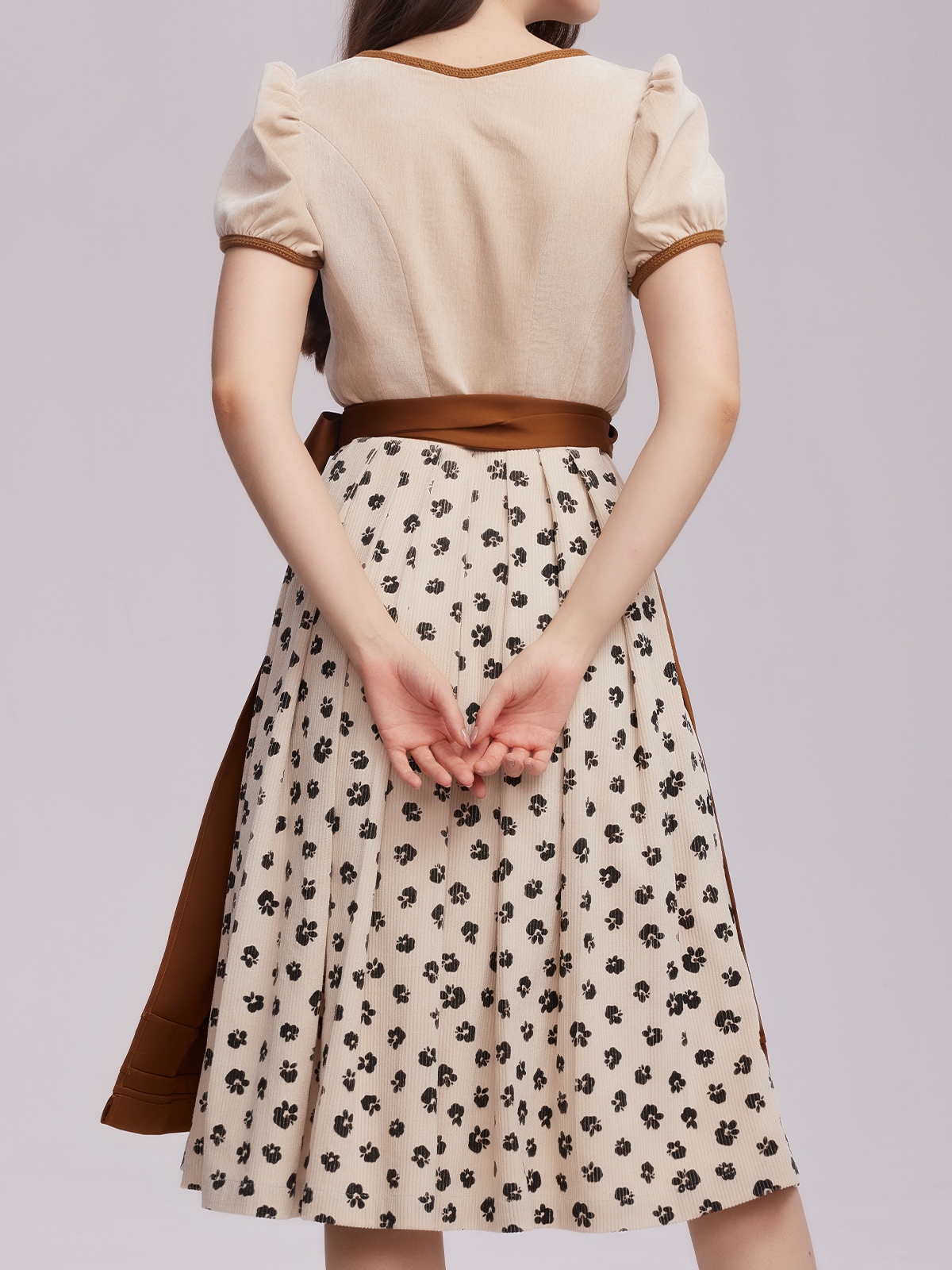 Moderner Dirndl in Braun