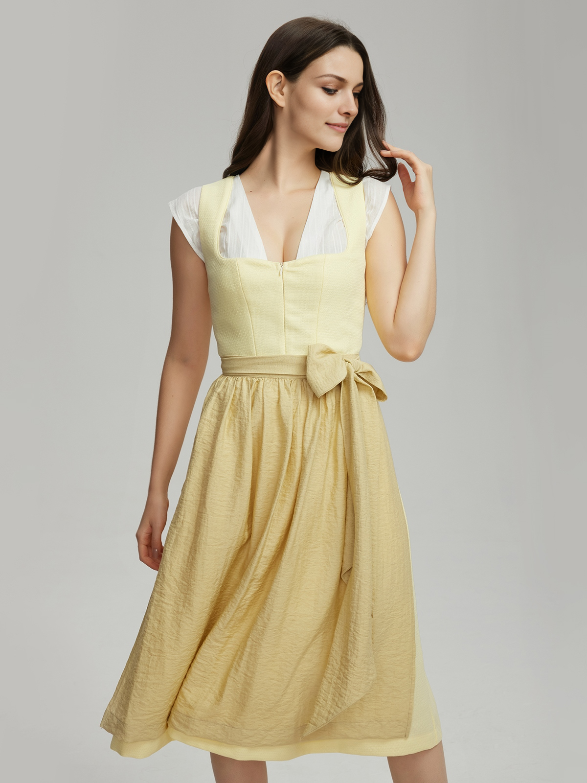 Modernes dunkelrotes Dirndl mit eleganter Taille