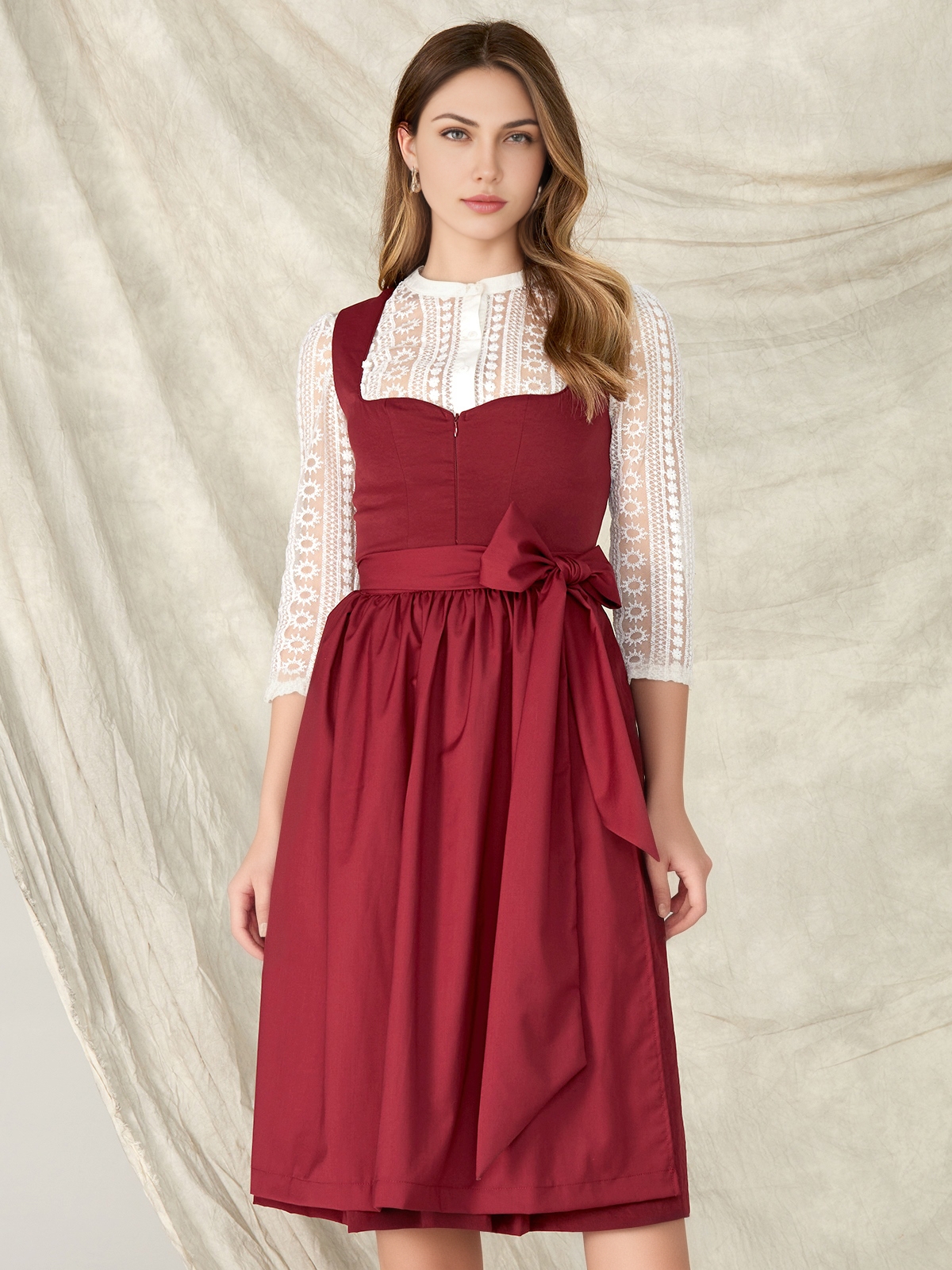 Modernes rotes Dirndl mit schmeichelhaftem Schnitt