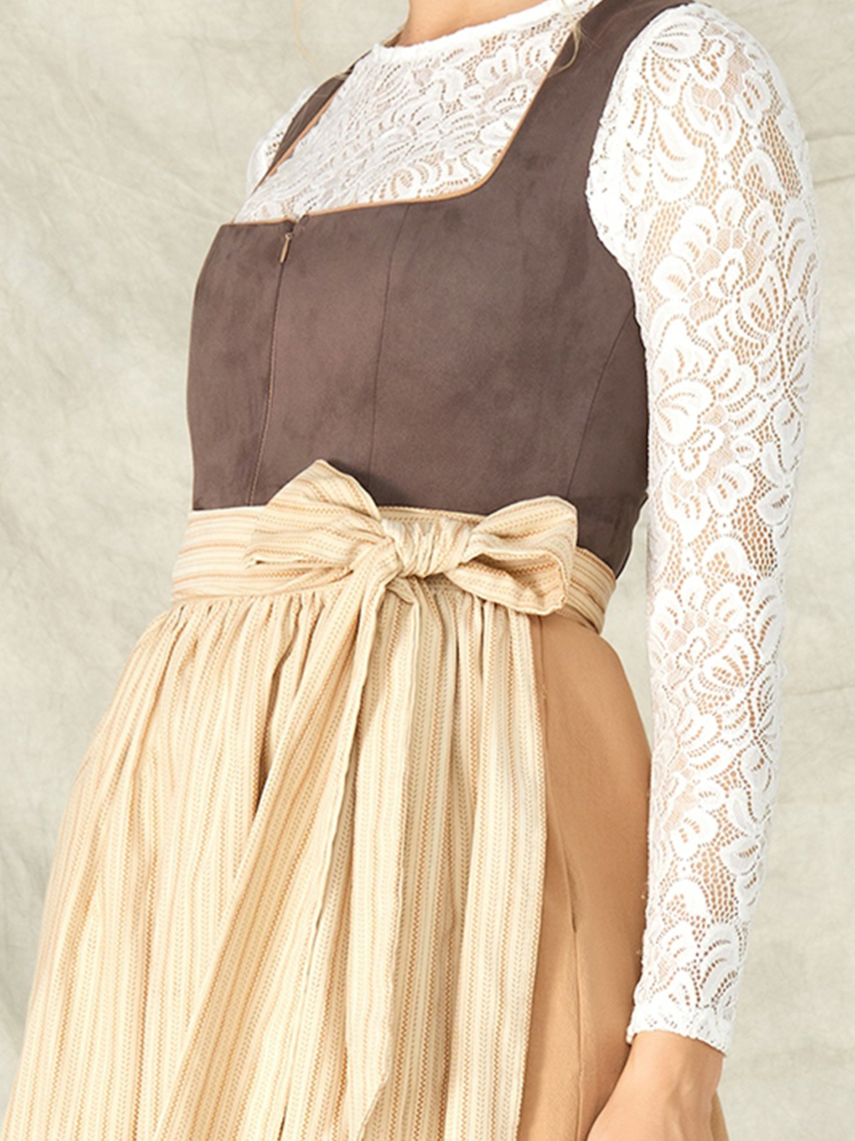Dunkles Dirndl in Braun mit feinen Details