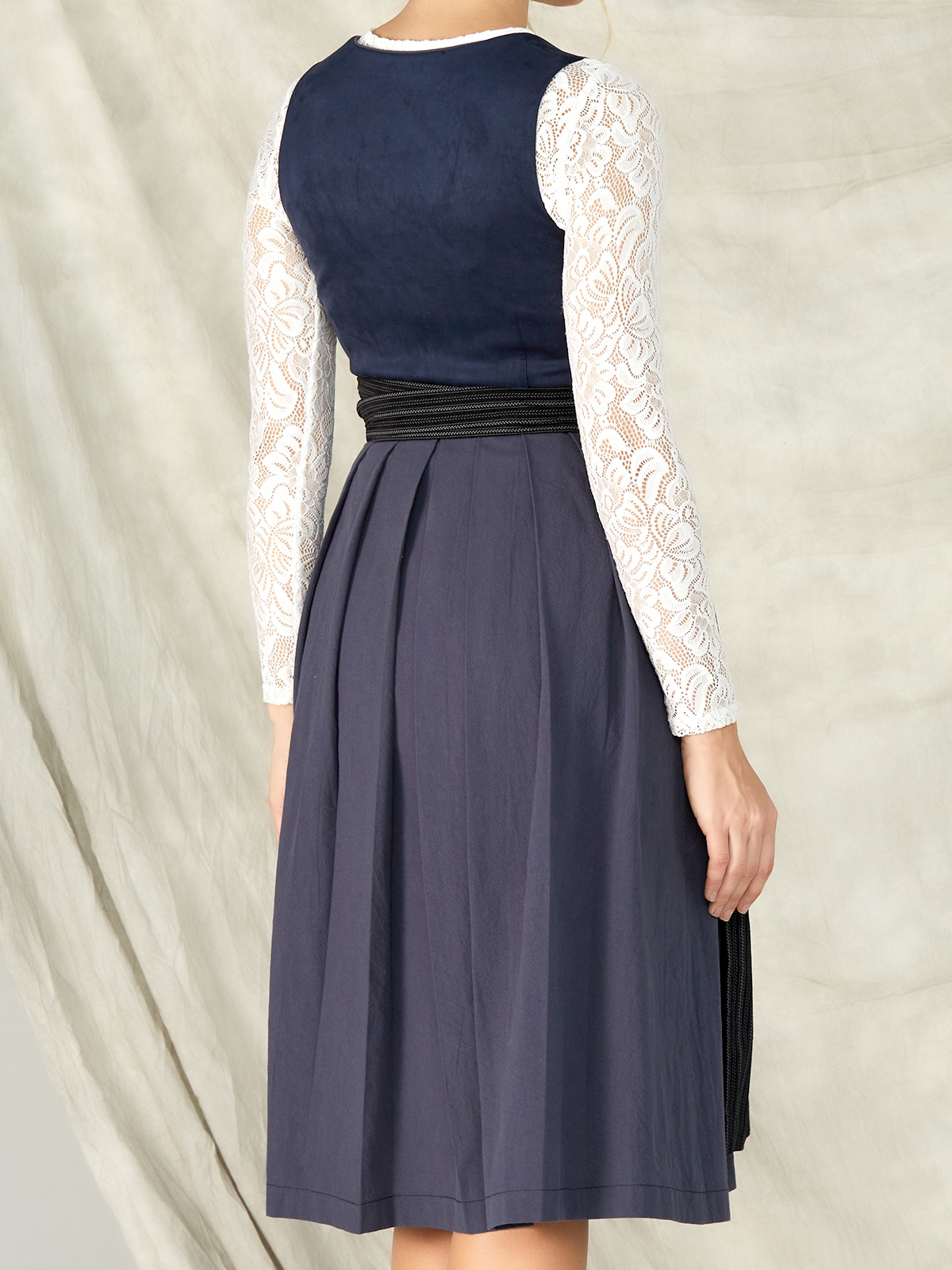 Dirndl in Blau mit traditioneller Schürze