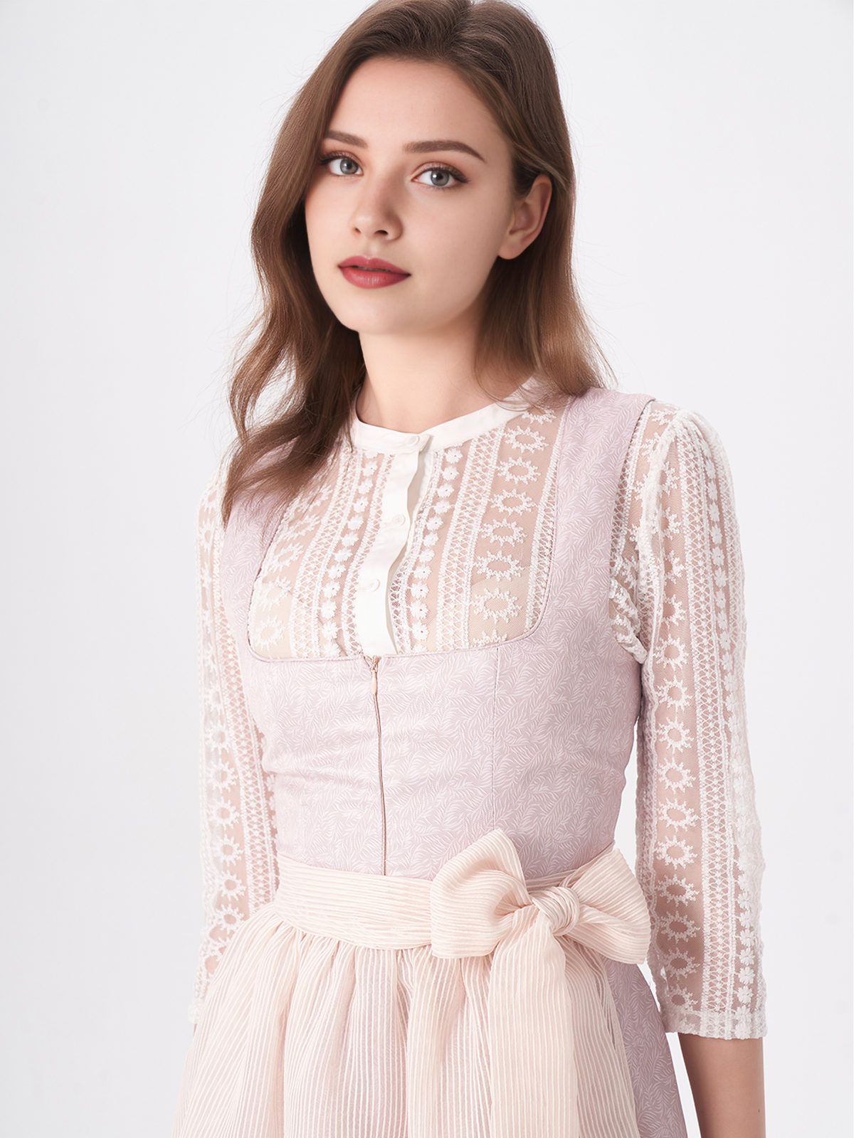 Blaues Dirndl mit floralen Details