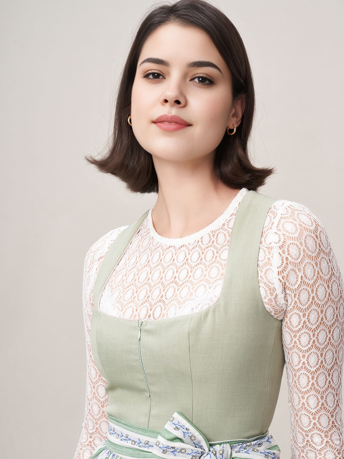 Dirndlbluse in Grün – perfekt für festliche Anlässe