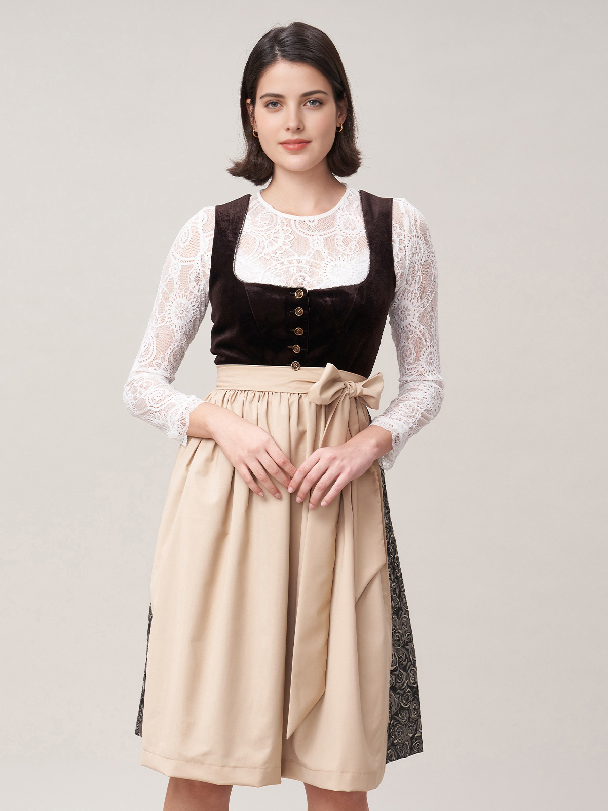 Rot-grünes Dirndl mit traditioneller Schürze