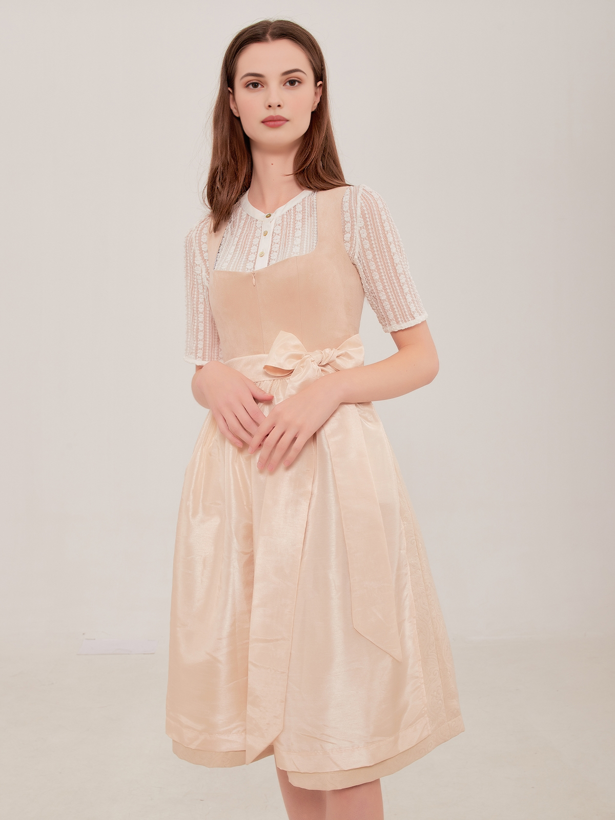 Dirndl in Beige mit modernem Schnitt