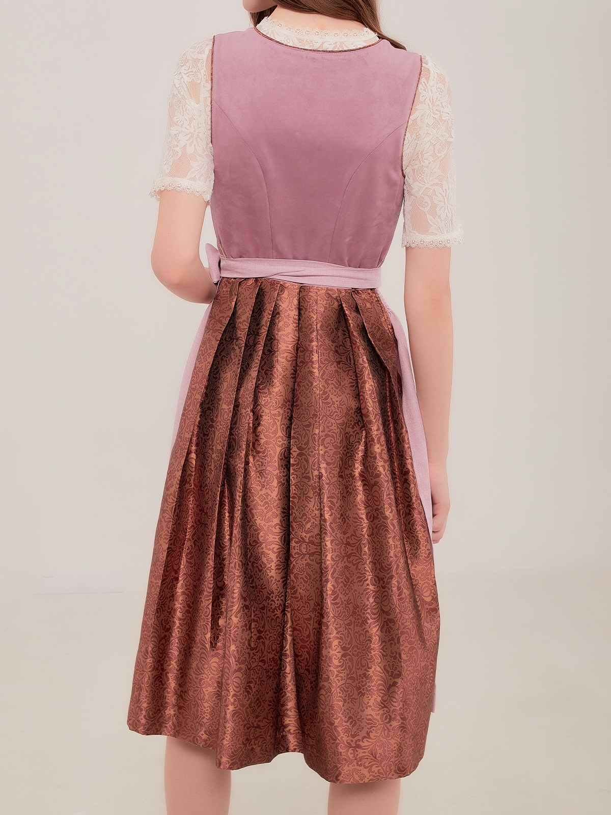 Ein dunkelrotes Dirndl mit aufwendiger Stickarbeit