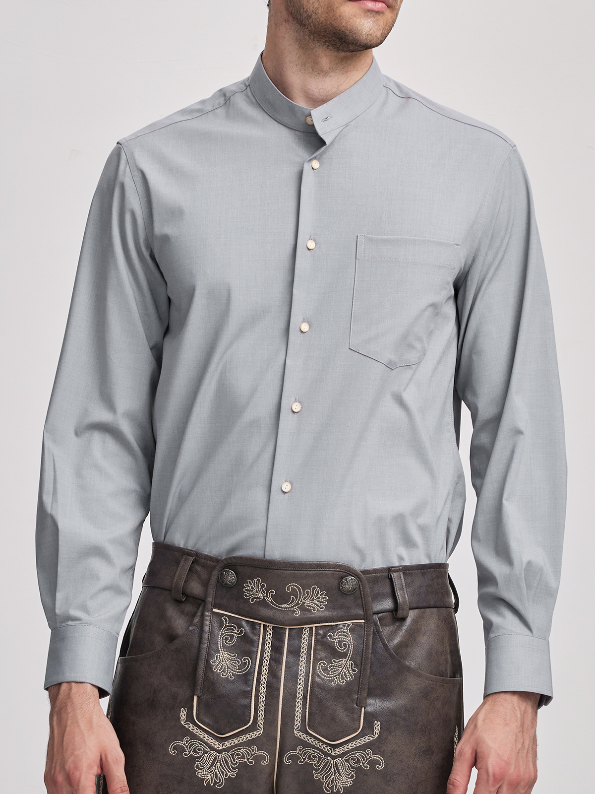 Stylisches Dirndl in Grün und Rot