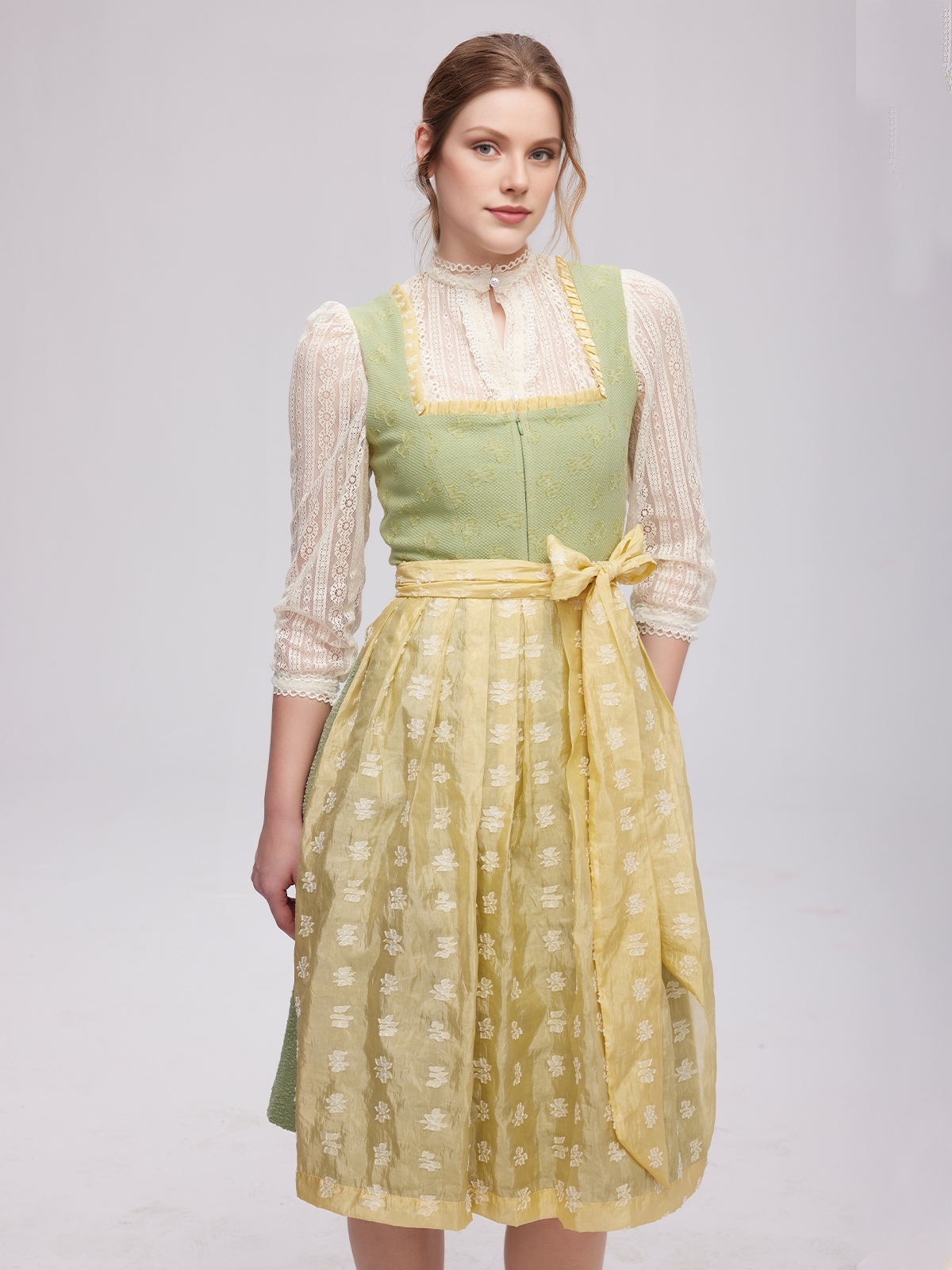 Dirndl in Grün mit floralen Akzenten