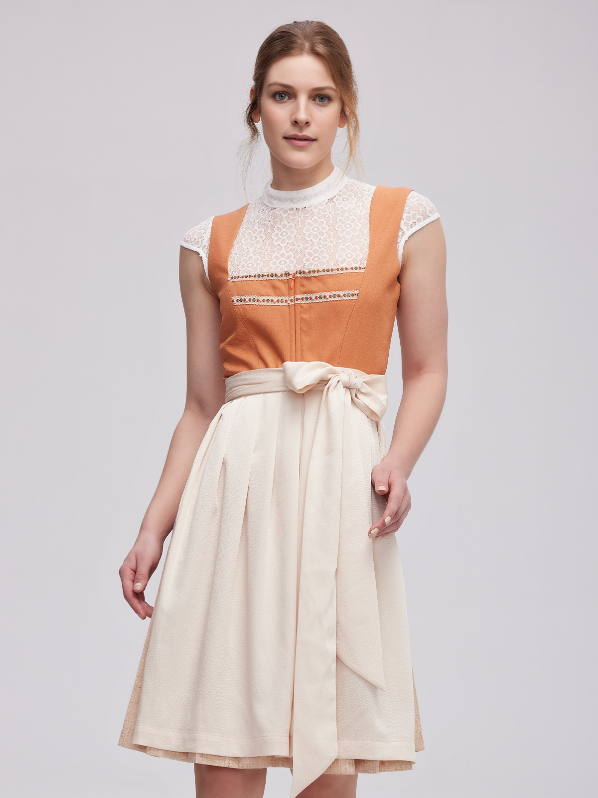 Modernes Dirndl mit geradem Ausschnitt