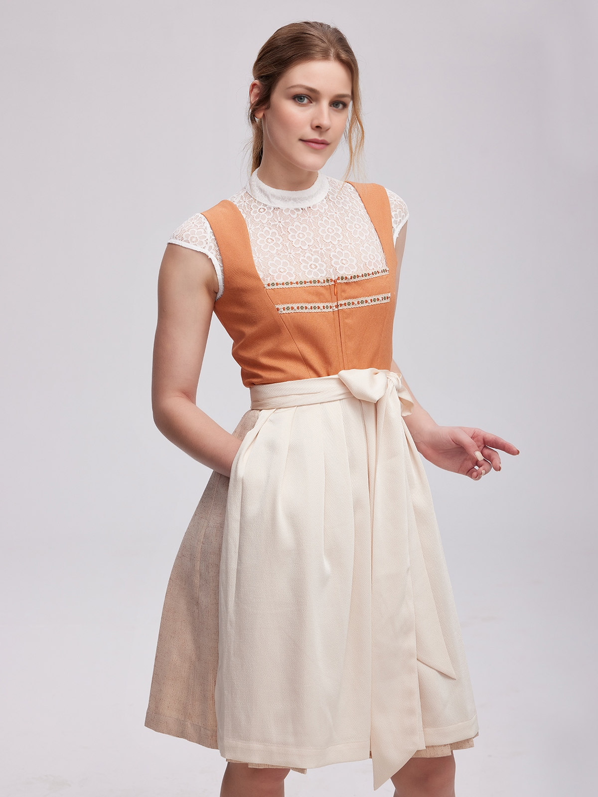 Modernes Dirndl in Orange mit eleganter Spitzenbluse