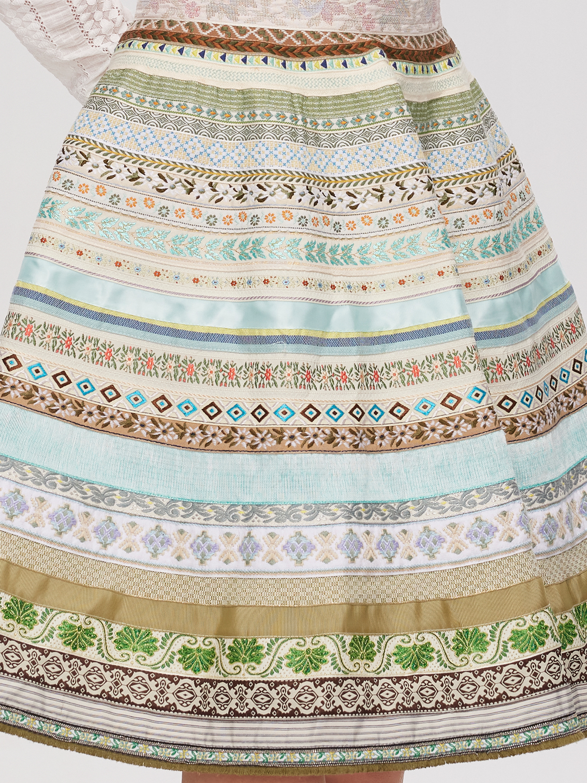 Ein Dirndl in Grün mit floralen Details