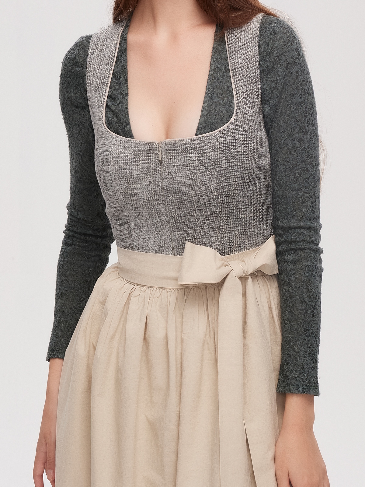 Modernes grünes Dirndl mit schmaler Taille und kurzem Rock
