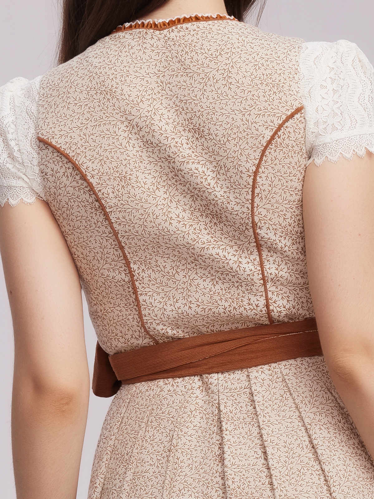 Traditionelles grünes Dirndl mit modernem Schnitt