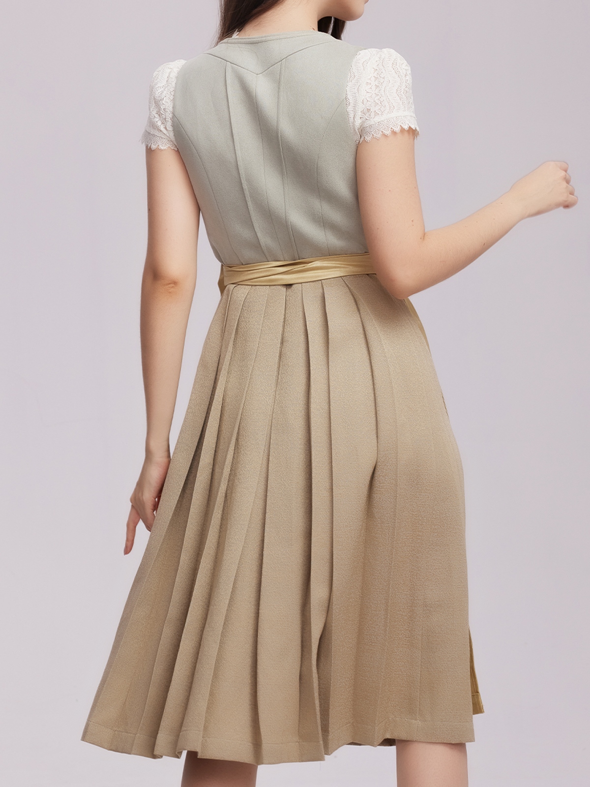 Dirndl beige rosa mit modernem Schnitt