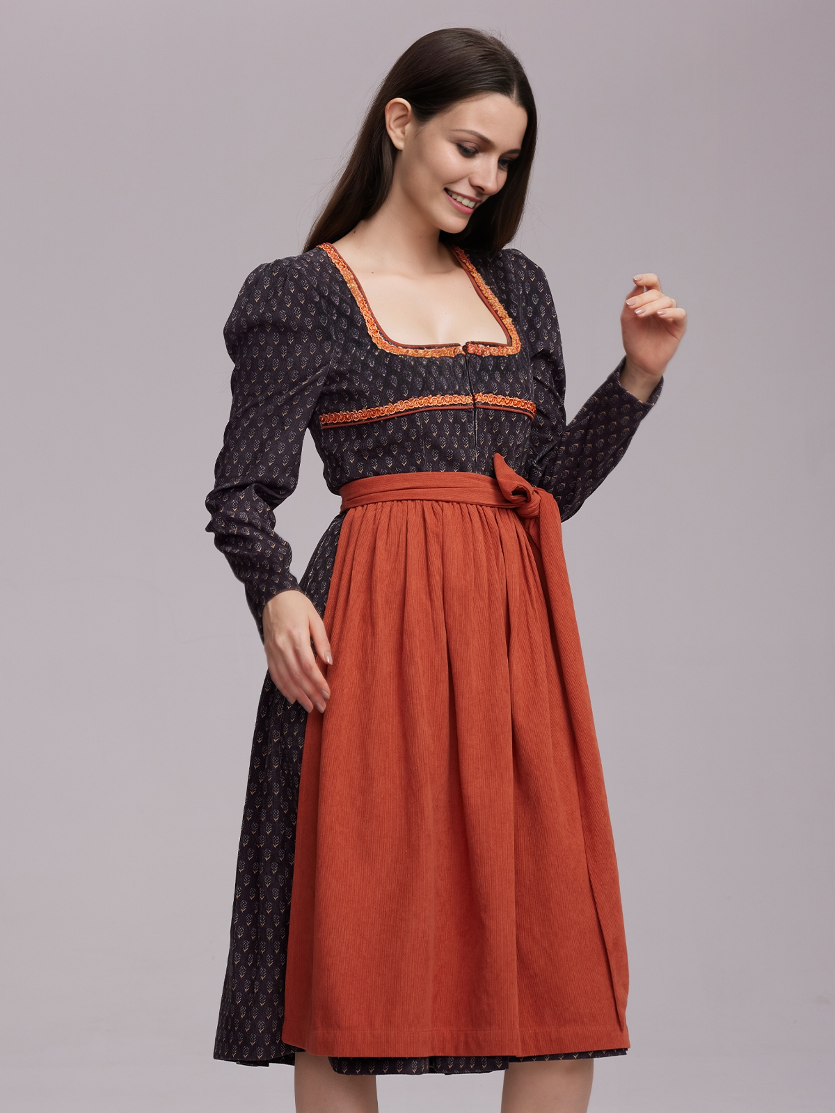 Dirndl Schwarz – Ein moderner Kontrast zu beige-braunen Looks