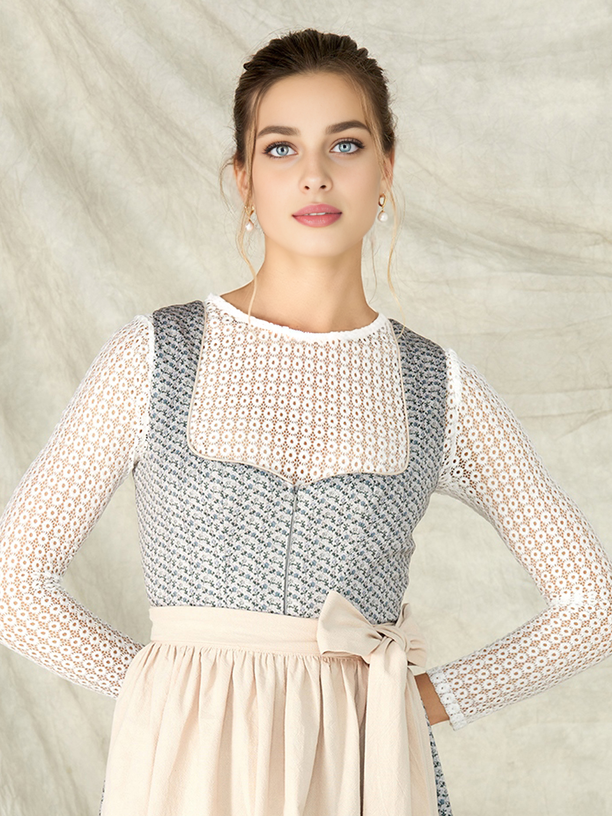 Dirndl mit extremem Ausschnitt in Blau