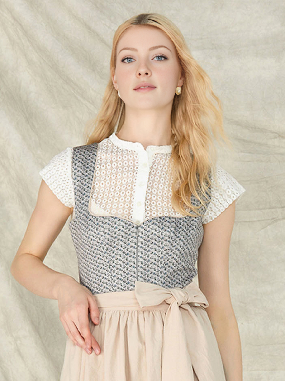 Dirndl in Blau mit floralen Details