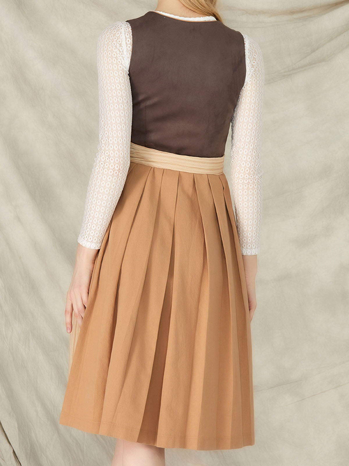 Dirndl in Braun mit schwarzem Stehkragenhemd