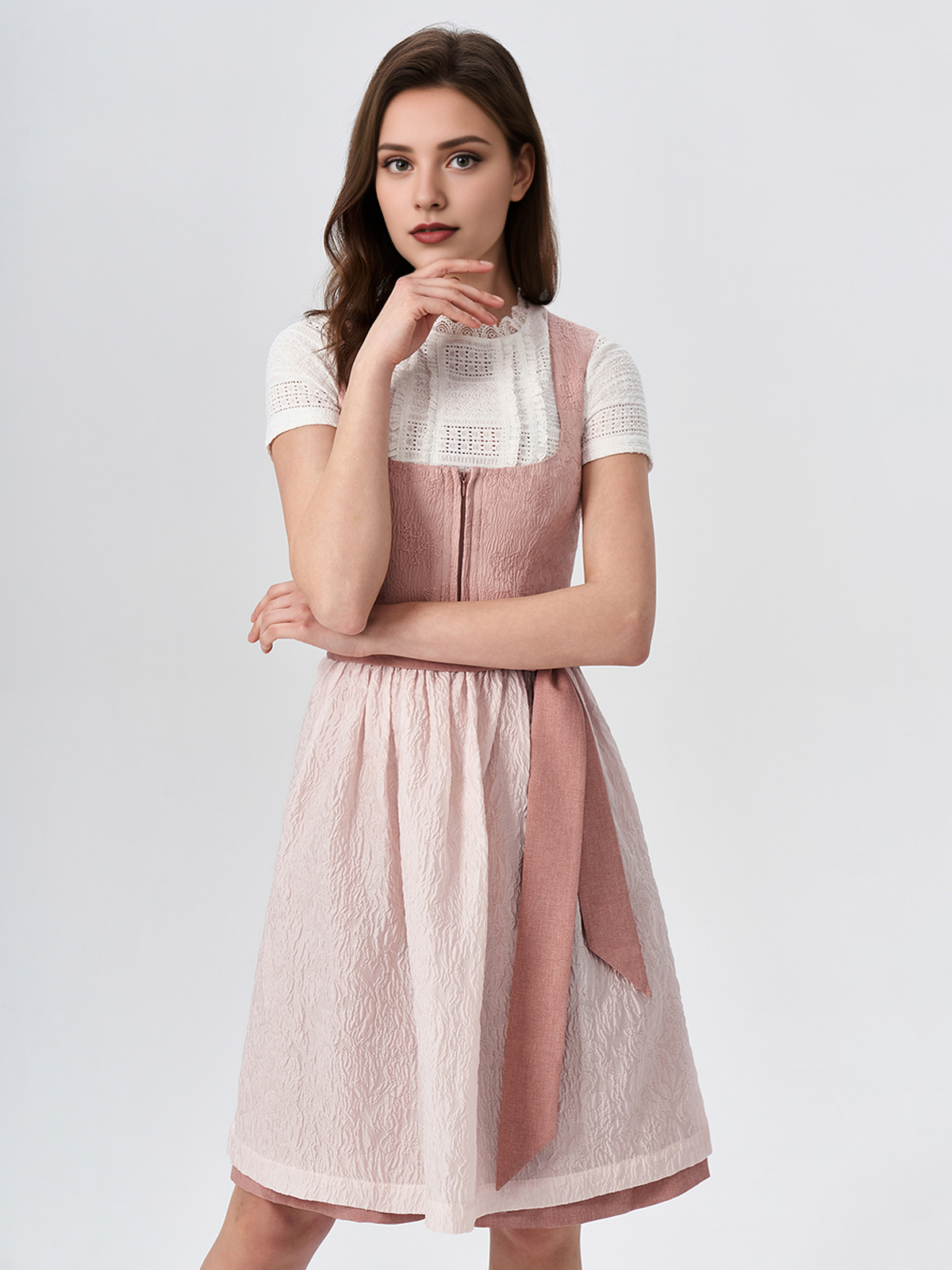 Modernes grünes Dirndl mit raffiniertem Schnitt