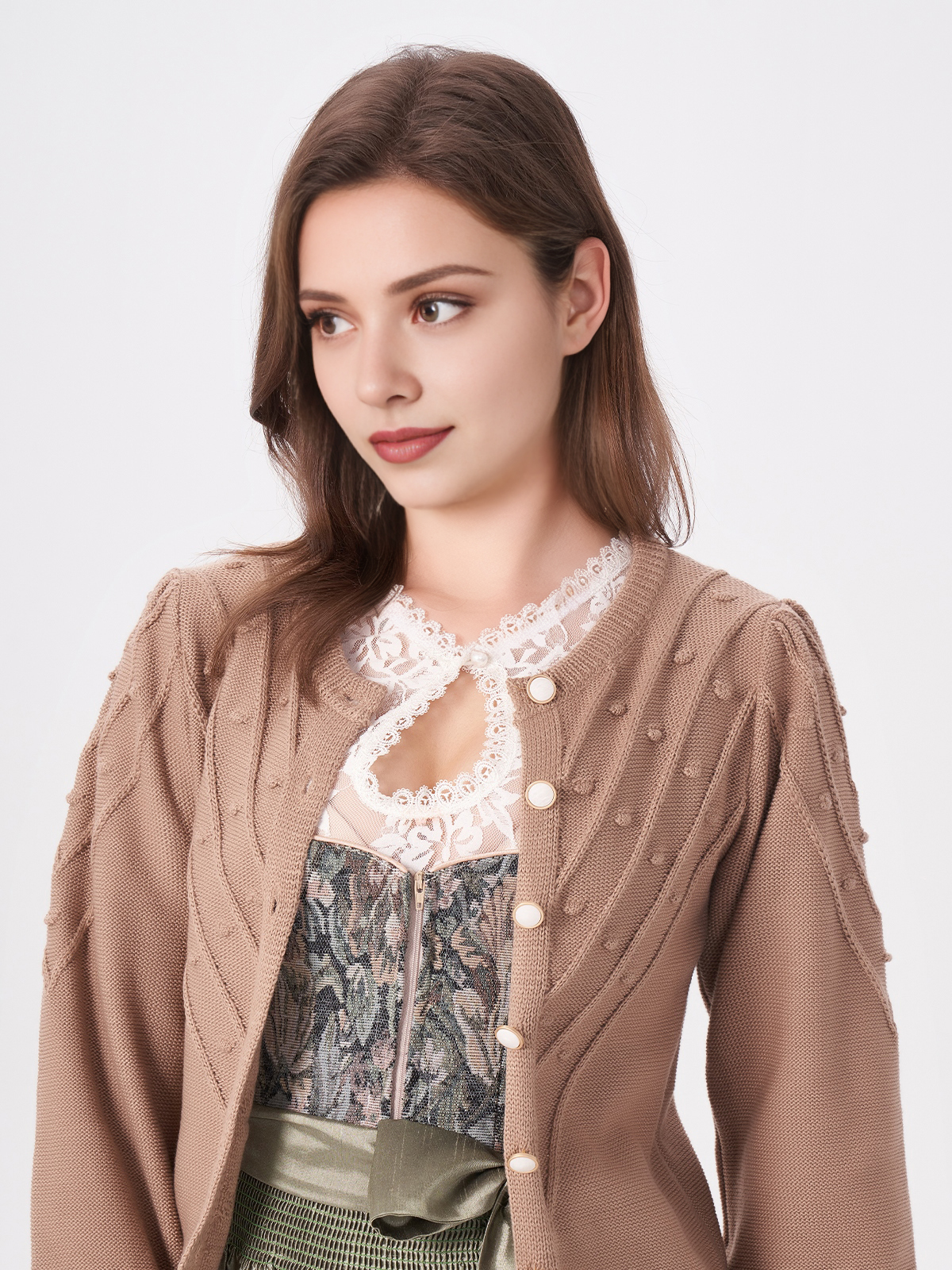 Grünes Dirndl mit floralen Details