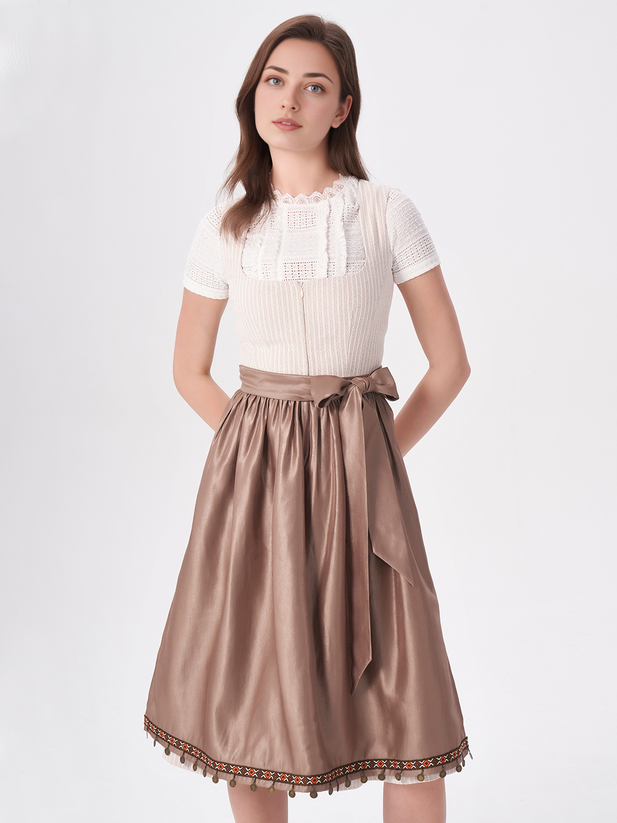Modernes Dirndl in Beige – schlanke Silhouette mit raffinierten Details