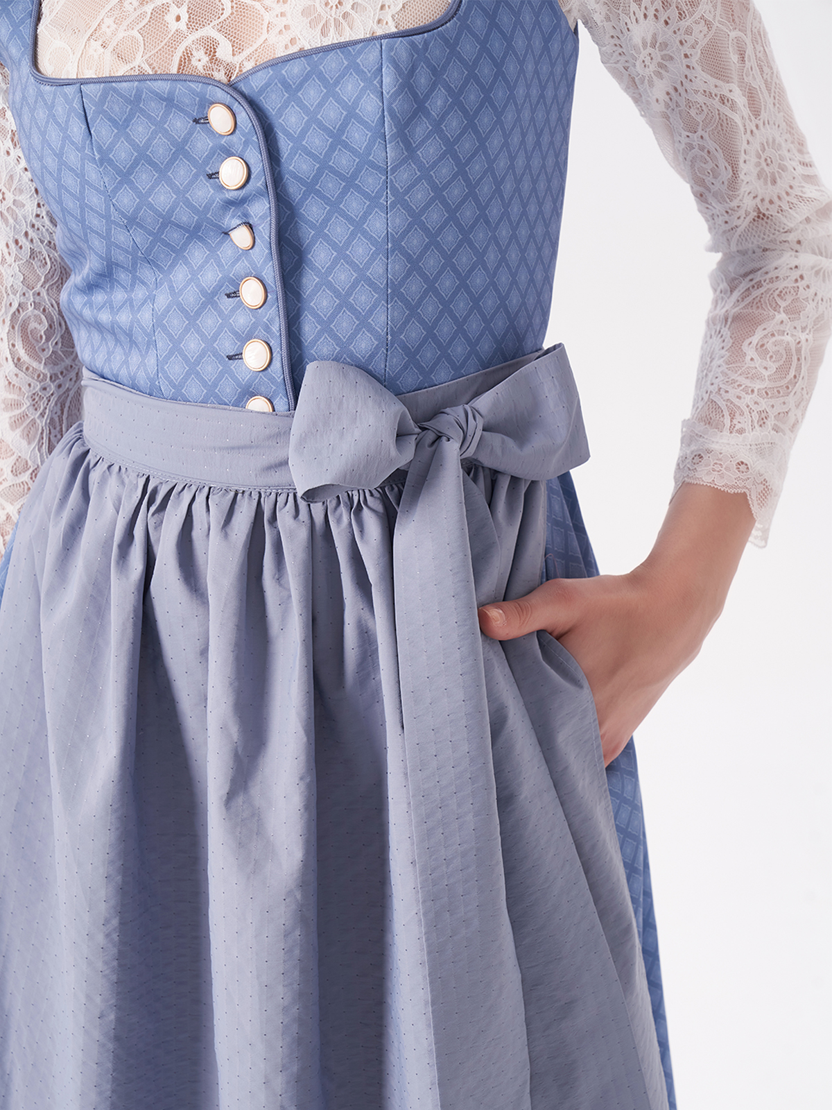 Dirndl in Blau mit moderner Frisur
