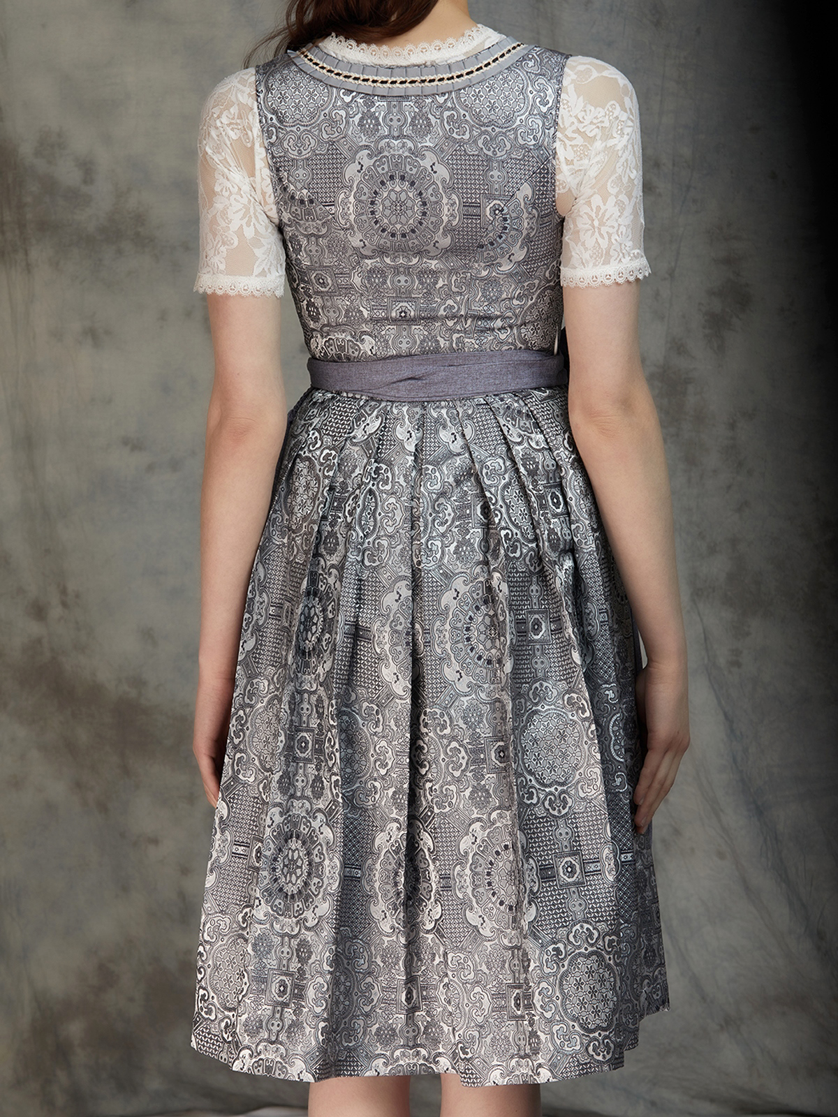 Schwarzes Dirndl mit grauer Schürze