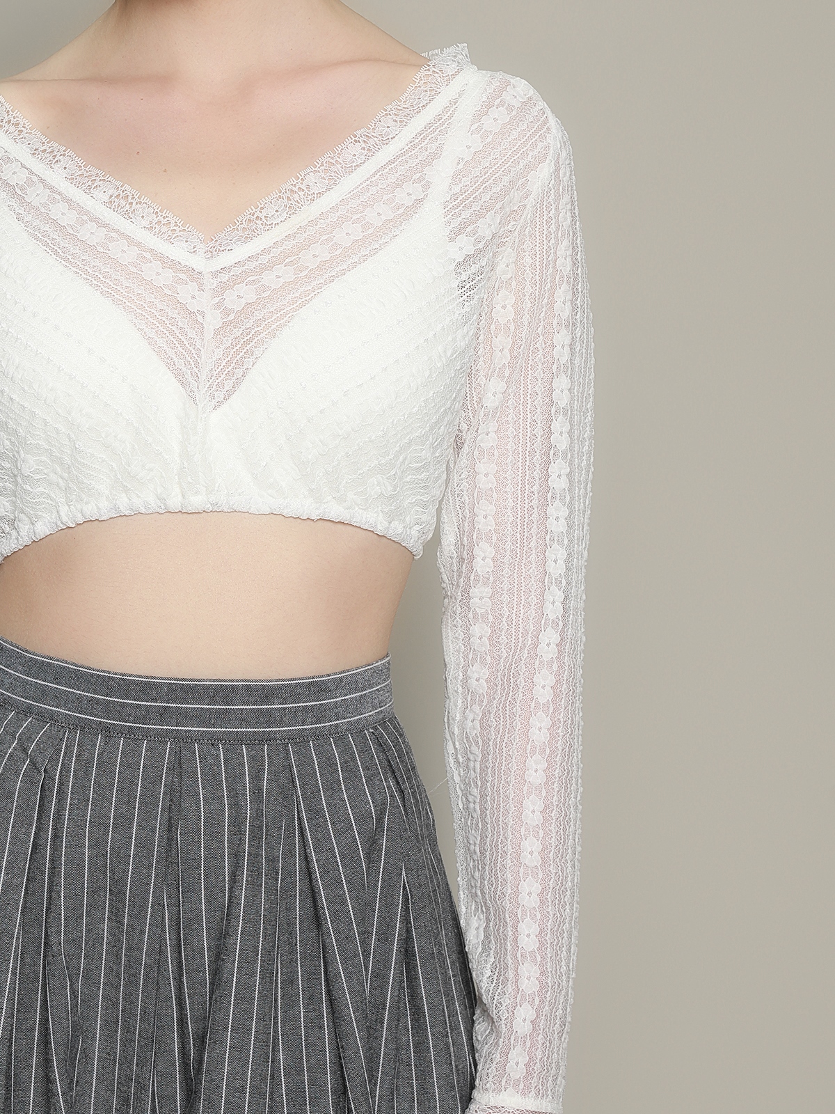 Modernes Dirndl in Weiß mit grün-roten Akzenten