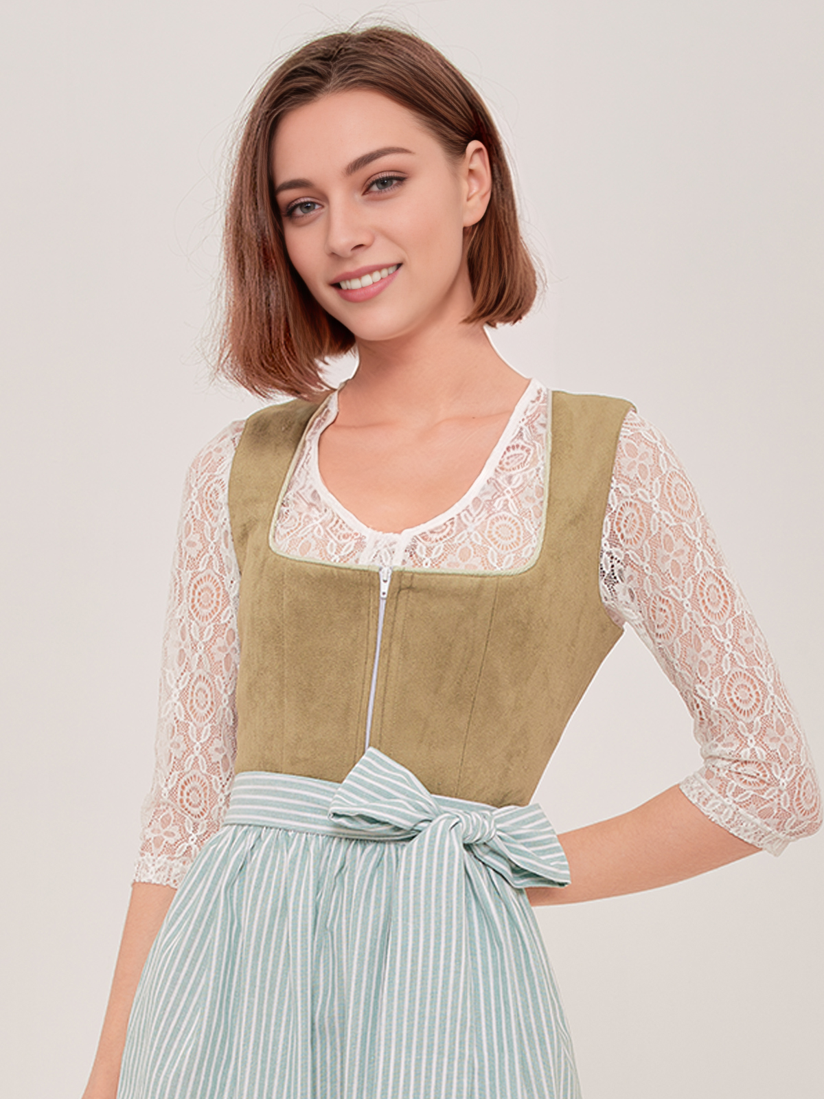 Dirndl in Grün mit V-Ausschnitt-Bluse