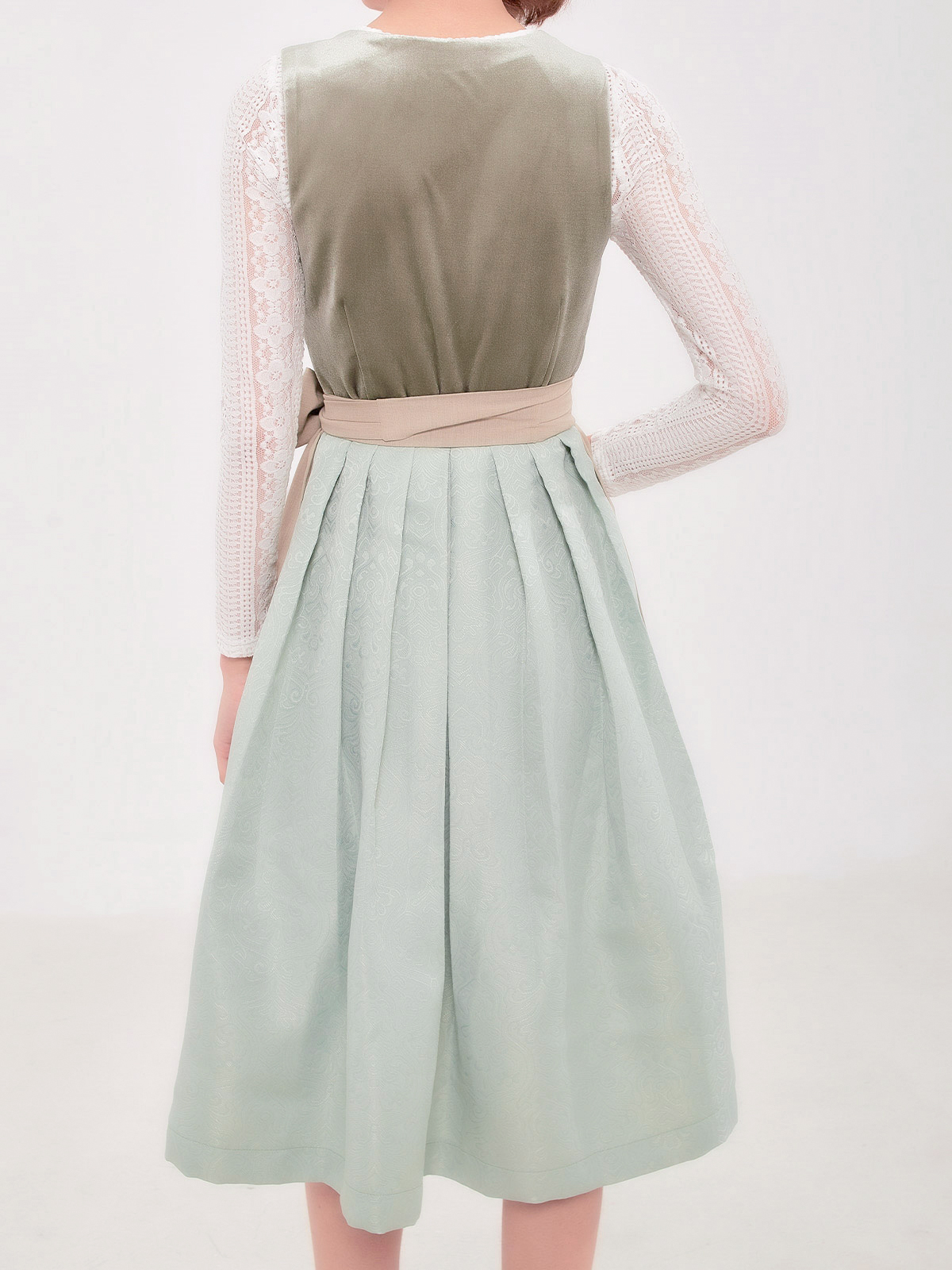 Moderne Dirndl-Variante in Grün