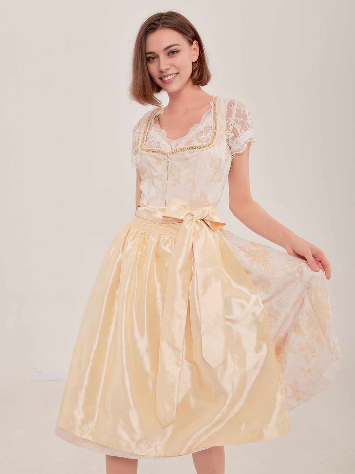 Ein modernes Dirndl in Gelb mit dekorativen Details