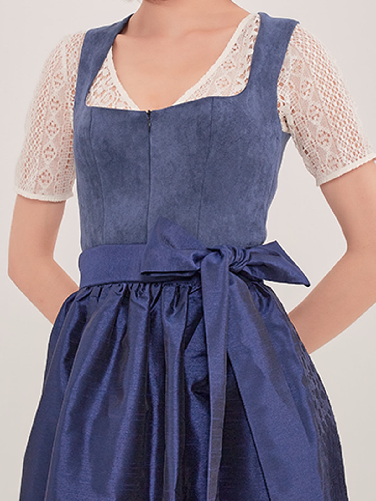 Dirndl Beige Samt – Eleganz in Perfektion