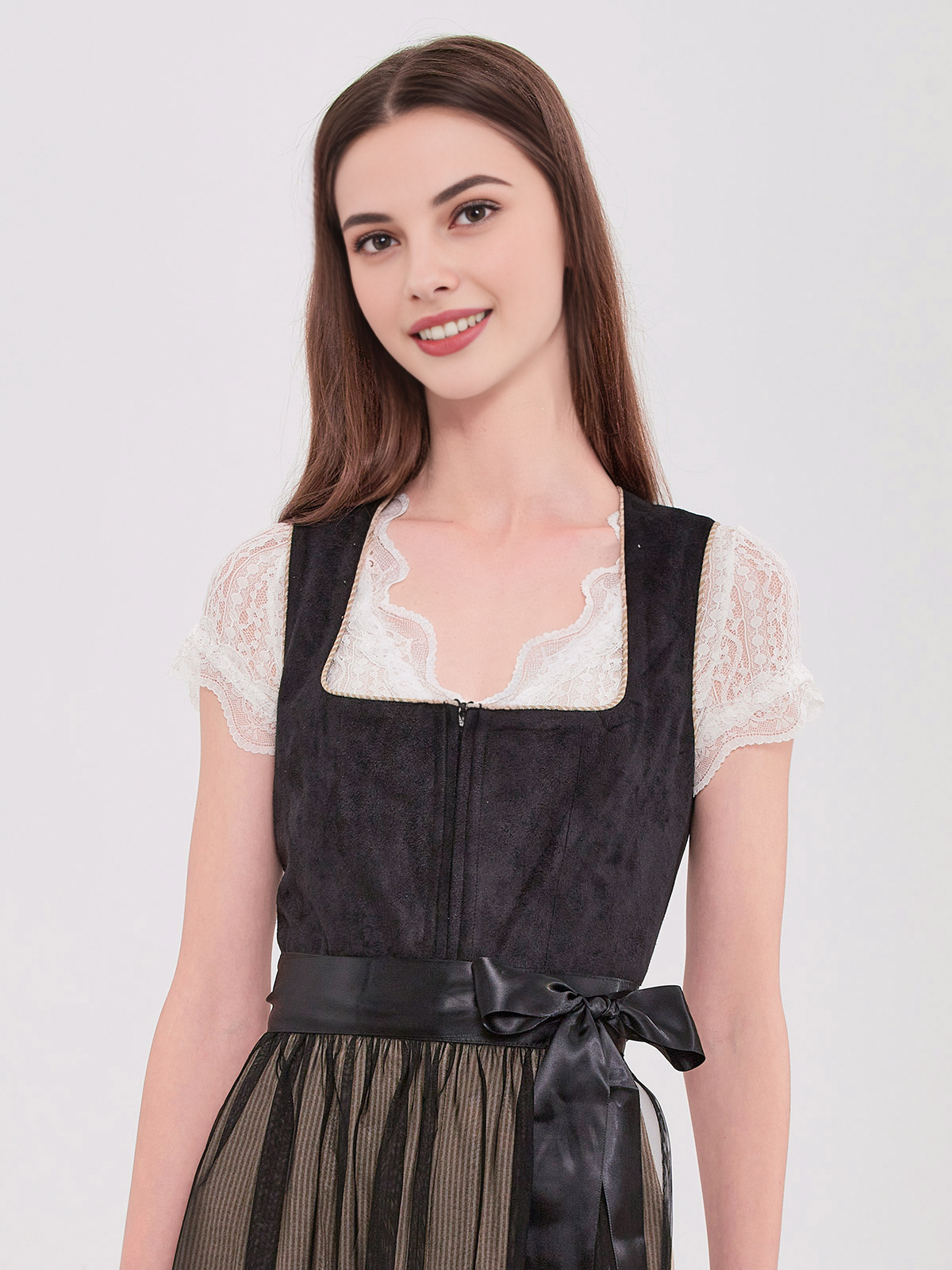 Ein schwarzes besonderes Dirndl mit aufwendigen Details und Spitzenverzierungen