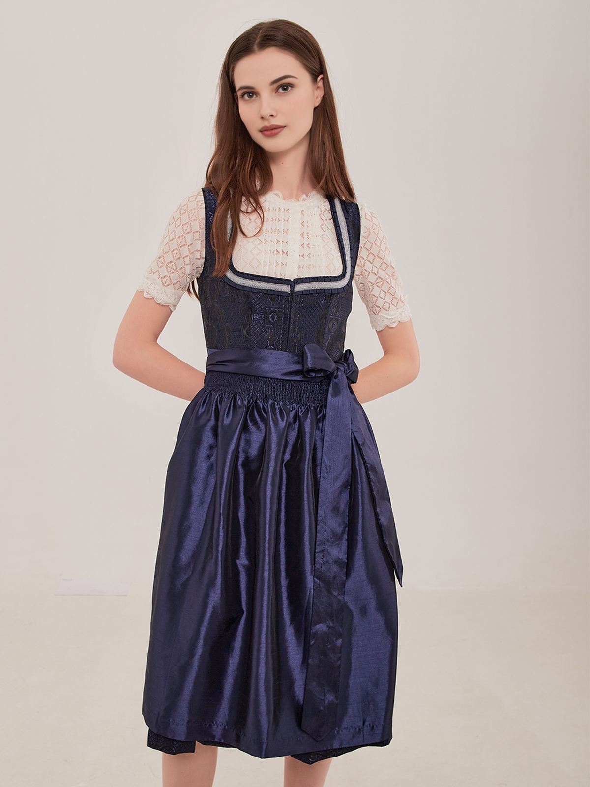 Modernes Dirndl mit tiefem Ausschnitt