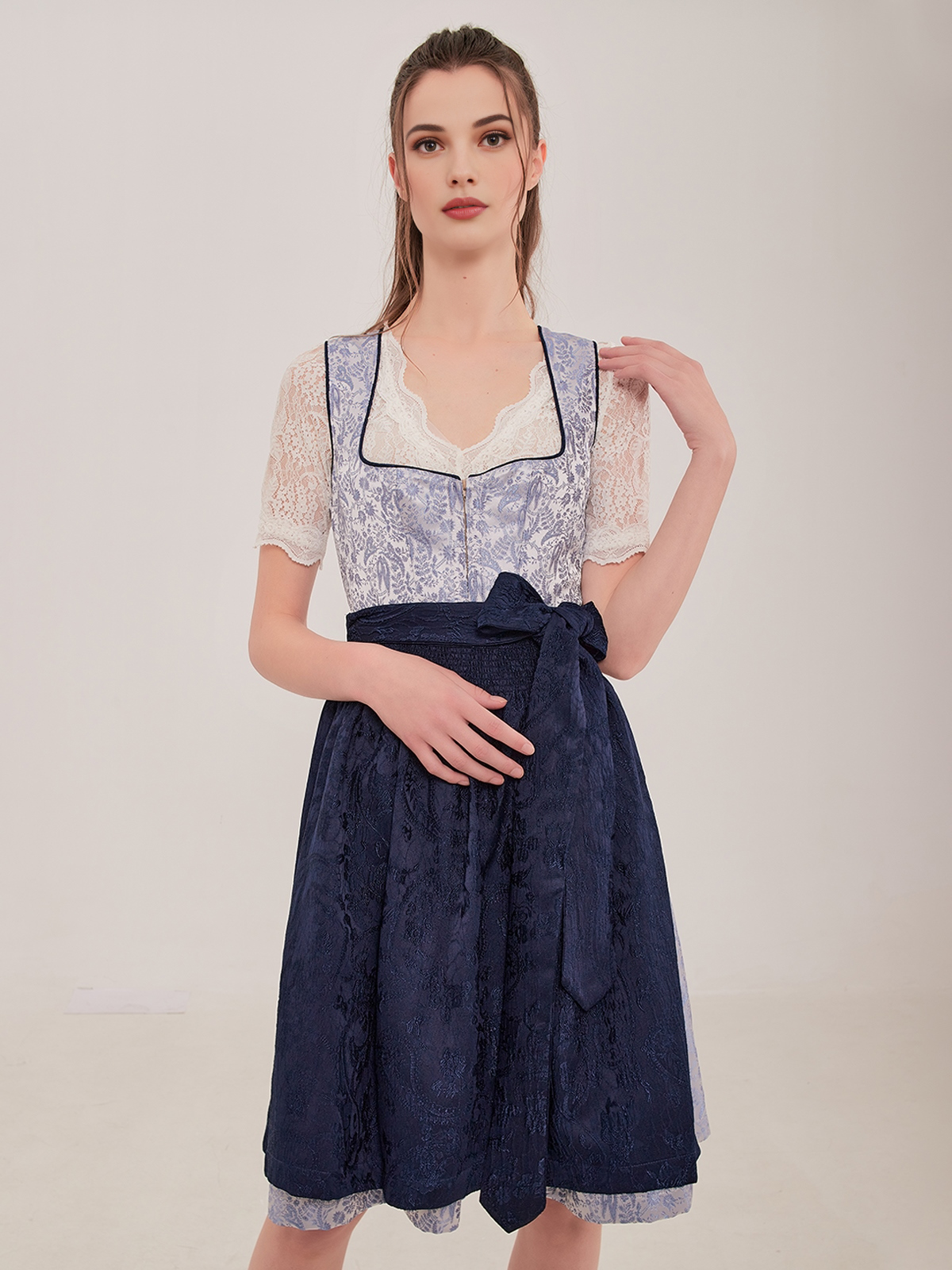 Dirndlschürze lila in einem stilvollen Outfit