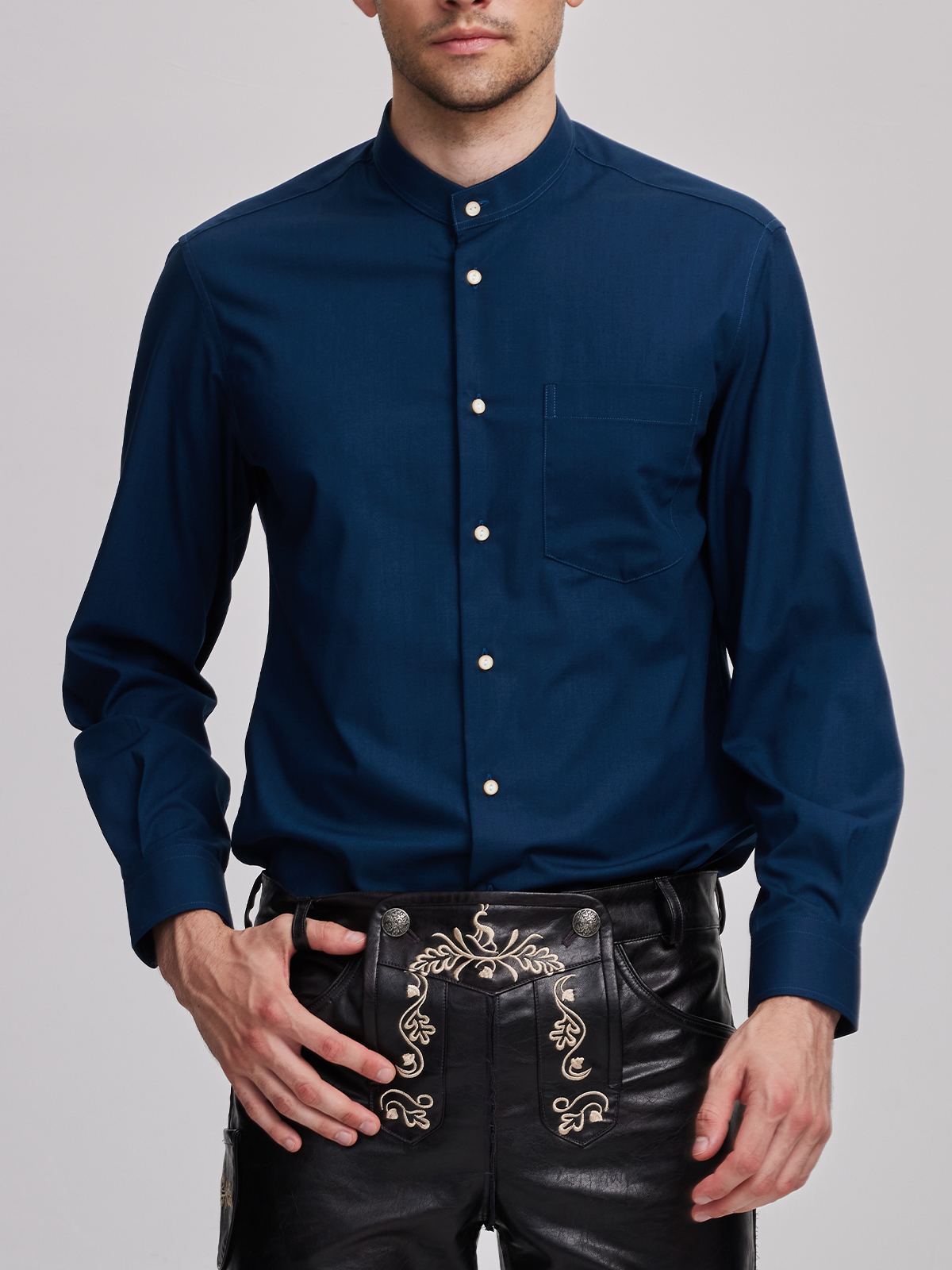 Modernes Dirndl in Blau mit floralen Details