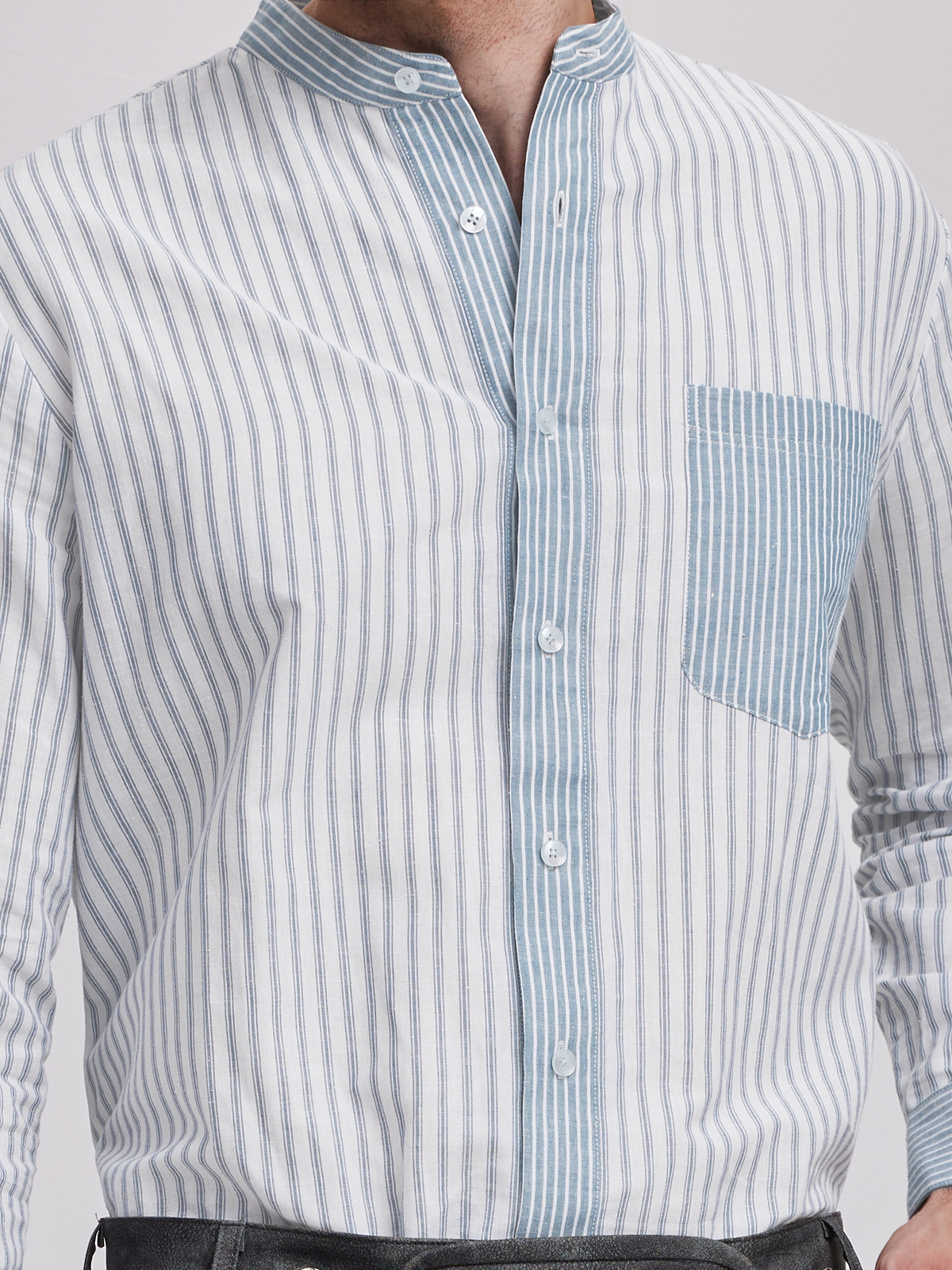 Olivgrünes Dirndl mit blauer Bluse