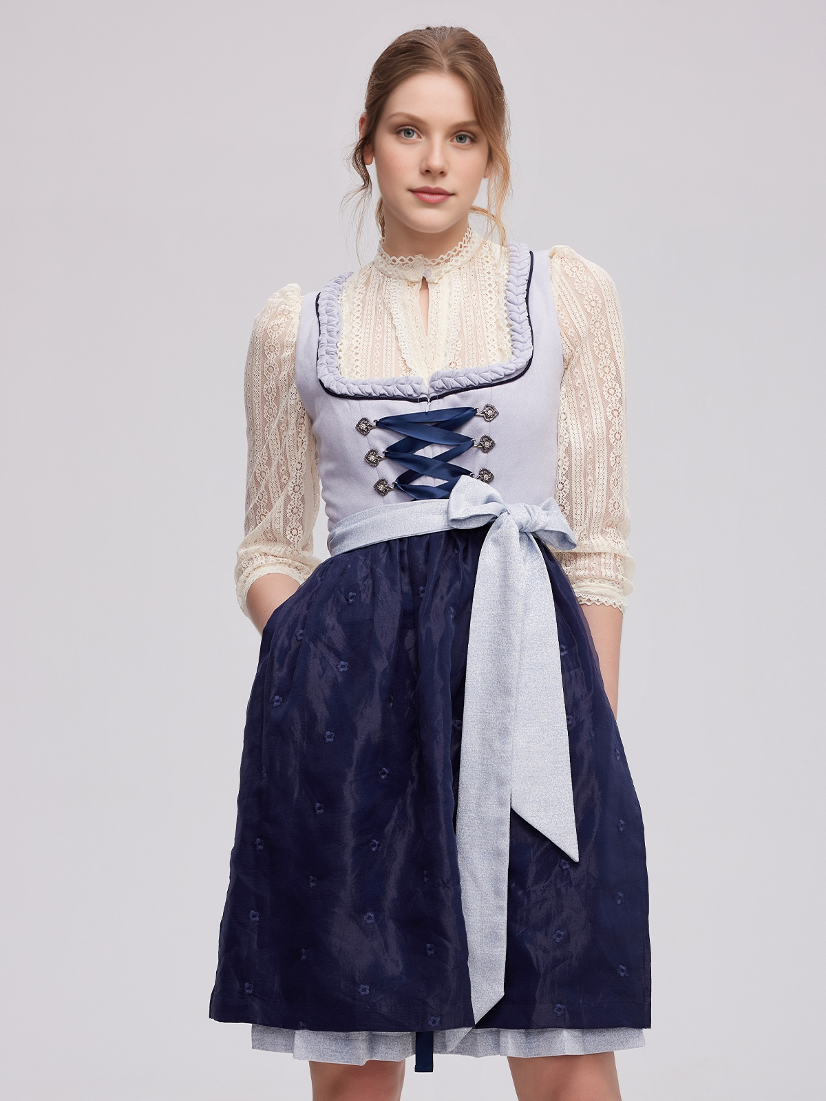 Rotes Dirndl mit traditionellem Schnitt