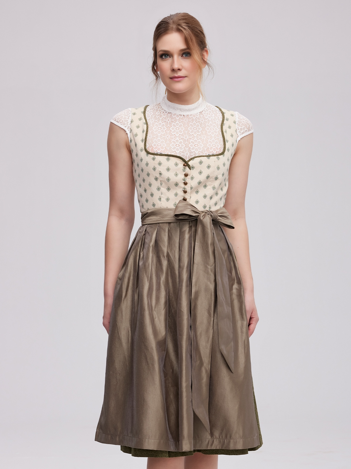 Braunes Dirndl mit gelber Bluse