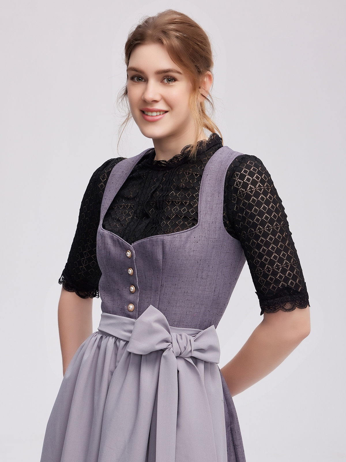 Dirndl in Grau – stilvolle Alternative zu Flieder