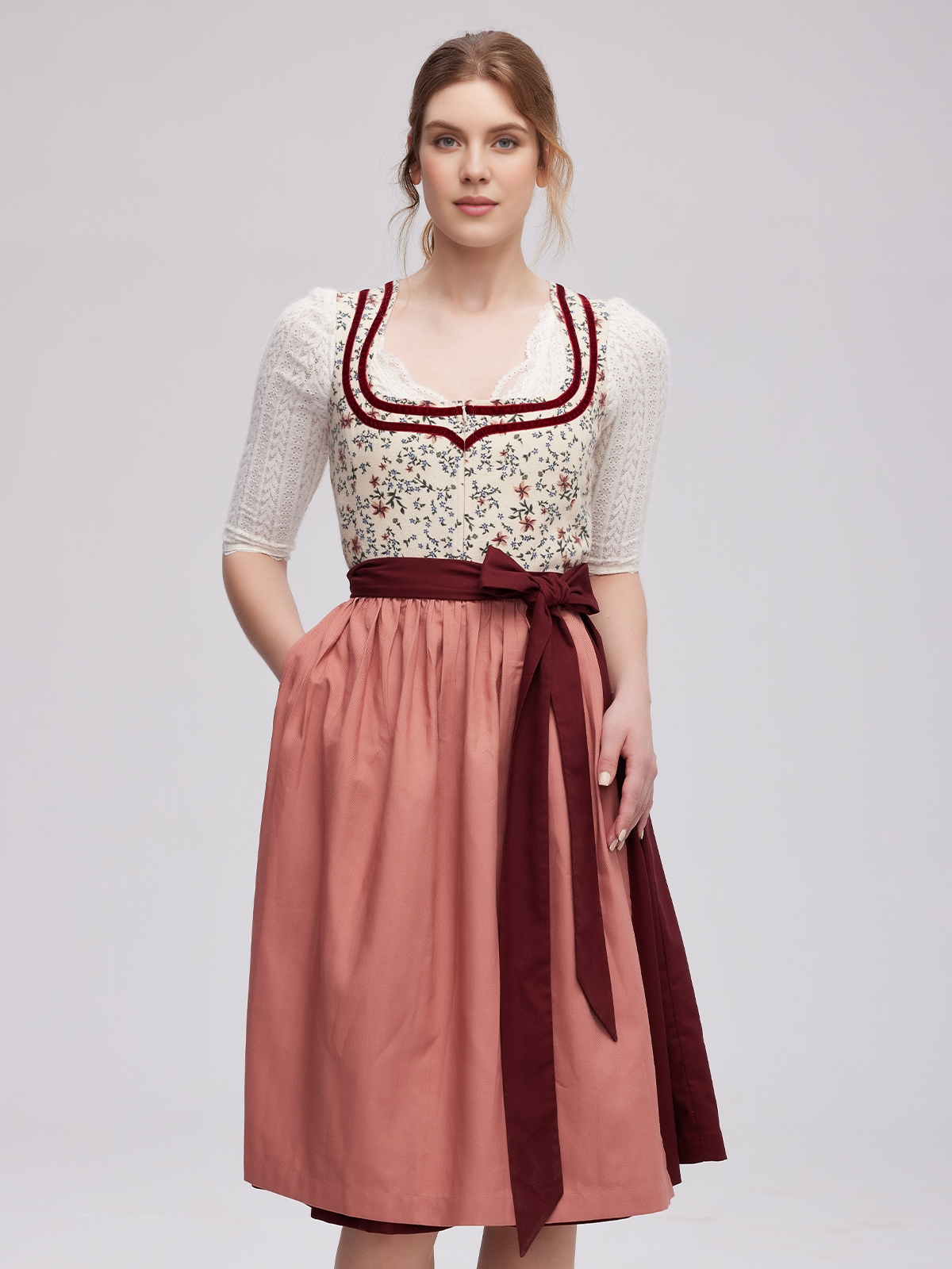 SamtDirndl in Rot – zeitlos und elegant