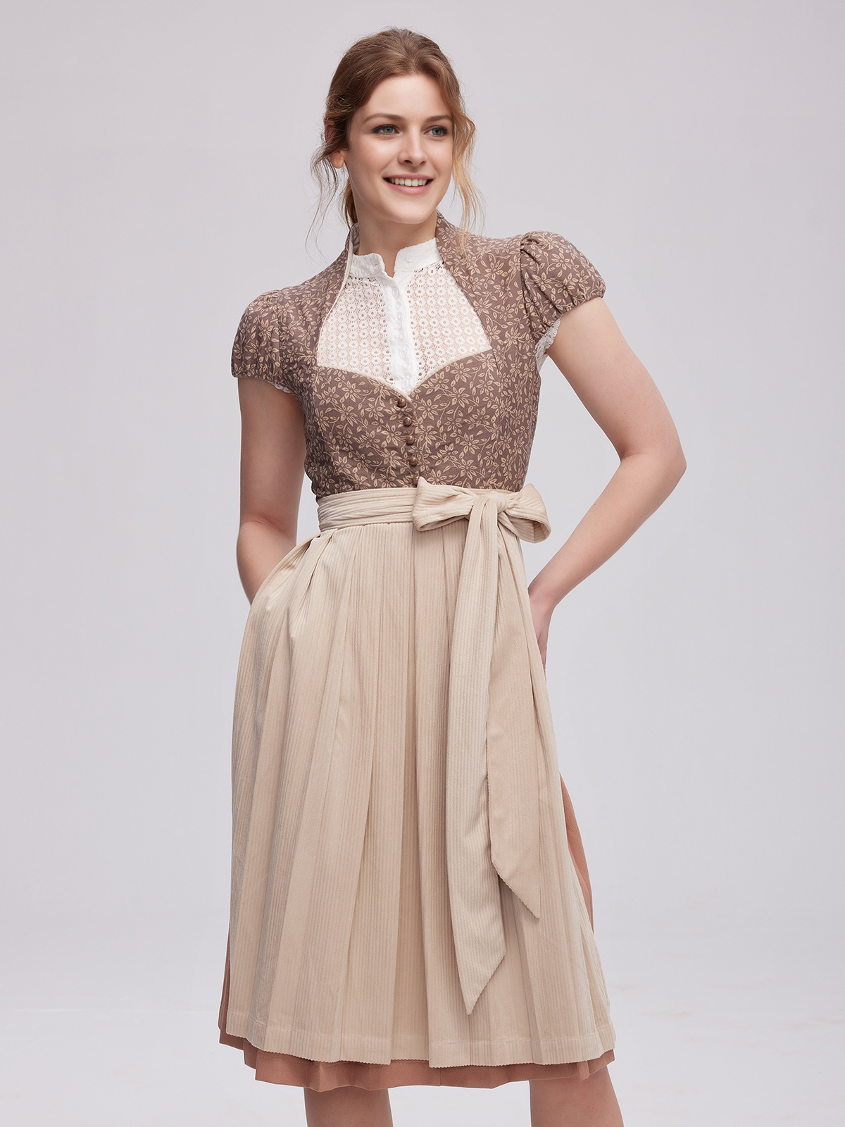 Hellblaues Dirndl mit traditioneller Bluse