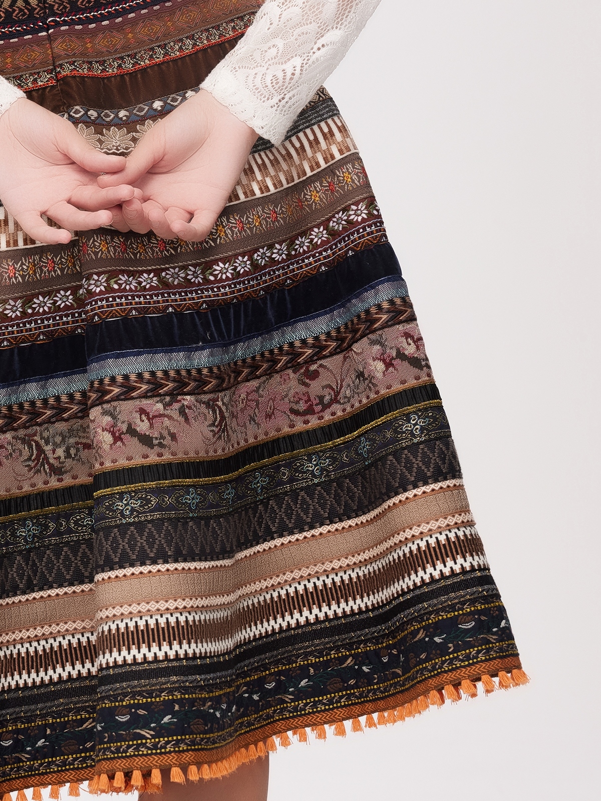 Graues Dirndl mit modernem Schnitt